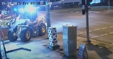 Ceas .. Un bărbat folosește un buldozer pentru a efectua un jaf