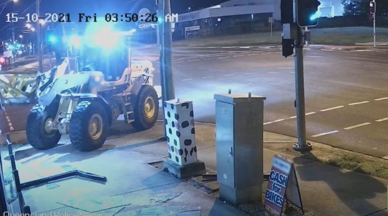 Ceas .. Un bărbat folosește un buldozer pentru a efectua un jaf