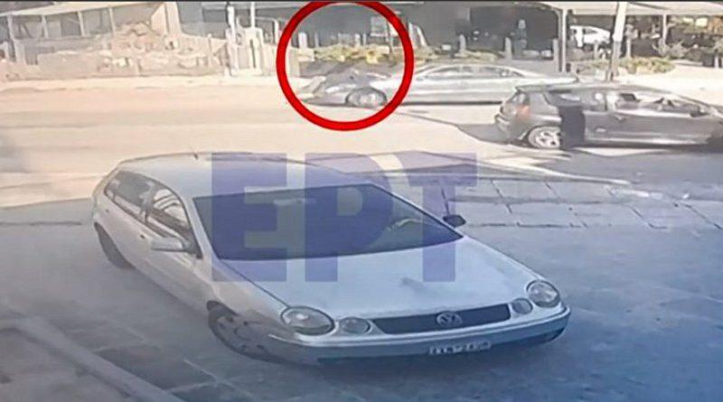 مينيدي وقعت امرأة ضحية لعملية سطو وفي محاولتها منع الجناة من الهروب ، تعلقت بغطاء محرك السيارة.