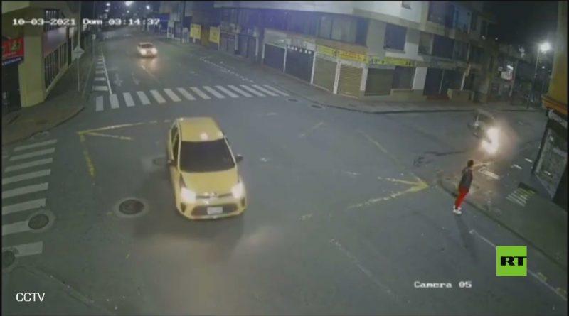 صدفة تنقذ امرأة من حادث سير مرعب بين سيارتين