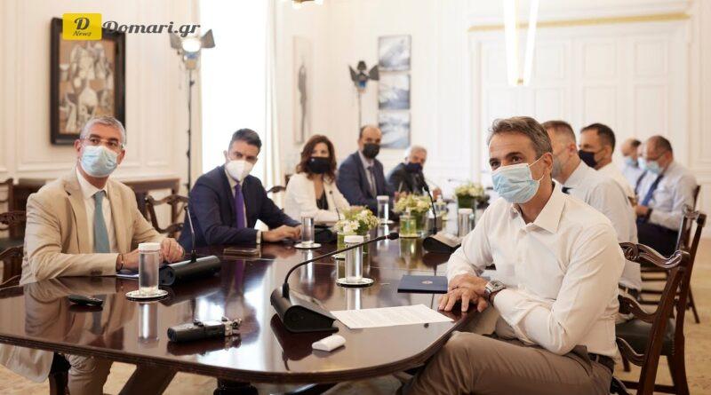 ميتسوتاكيس يعقد اجتماع صباح الأربعاء بعد تسجيل أكثر من 21 ألف إصابة بكورونا
