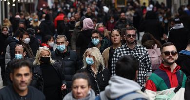غرامة 100 يورو، شهرياً، اعتباراً من يوم الاثنين، على المواطنين، الذين تجاوزوا 60 عاماً، ولم يتم تطعيمهم ضد فيروس كورونا