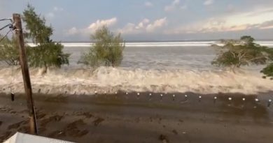 بالفيديو.. أمواج البحر تقتحم منازل تونغا وتحذير من "تسونامي"