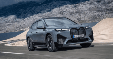 شاهد أول سيارة يتغير لونها بي إم دبليو BMW"بلمسة زر" (فيديو)