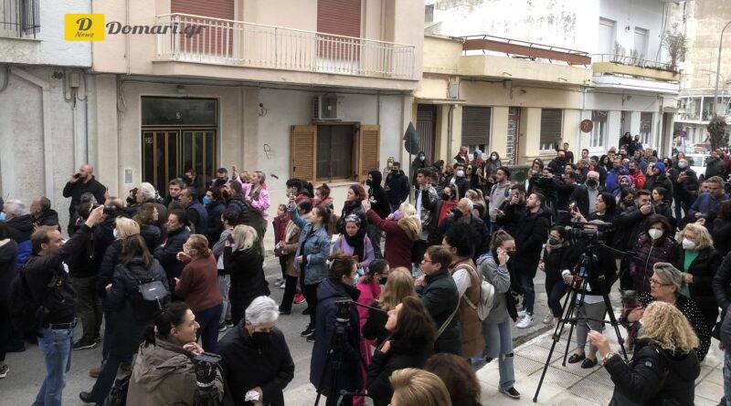 باتراس: حشود غاضبة من الناس تجمعت خارج منزل رولا بيسبيريجو - بالفيديو