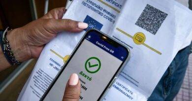 اليونان.. إلغاء استخدام شهادة التطعيم خلال شهر أو شهرين
