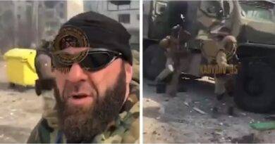 الشيشان يطلقون النار على المباني في ماريوبول وهم يصرخون "الله أكبر" - فيديو