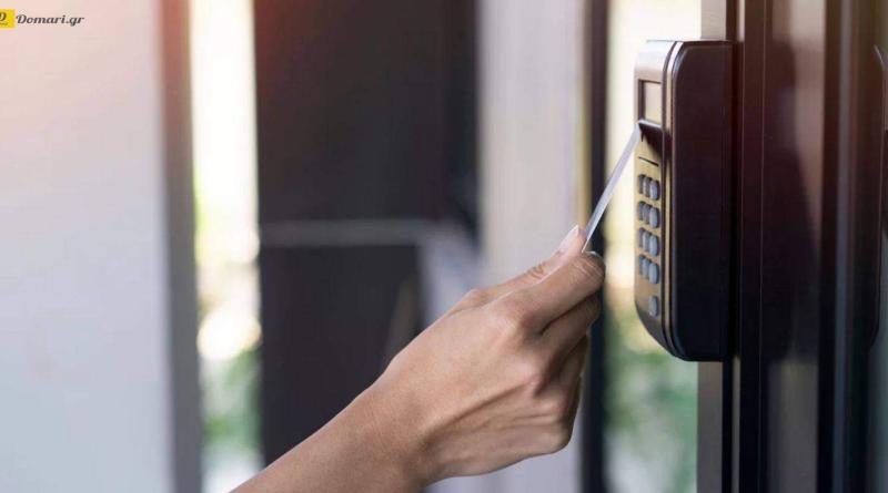 تسجيل الدخول والخروج من العمل باستخدام بطاقة العمل الرقمية
