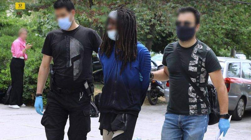 السلطات اليونانية قلقة من قيام شاب بريطاني بإشعال النيران عمداً في غابة ملكاسا - فيديو