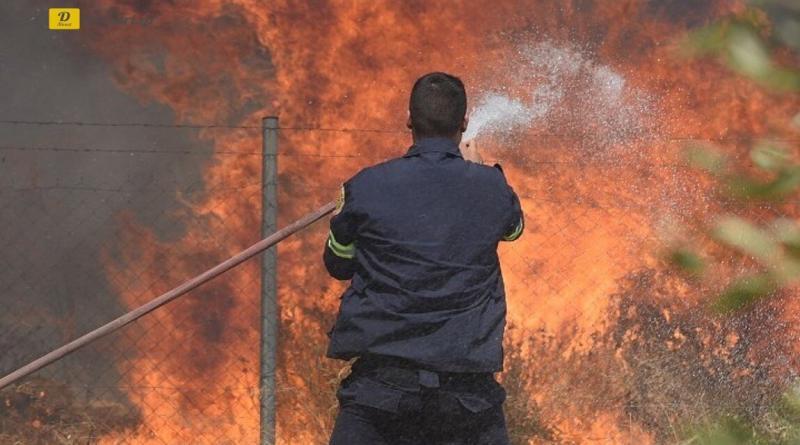 حريق كبير يندلع بالقرب من منتجع غرب أتيكا الساحلي الشهير