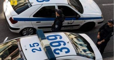 حادث مرور في مينيدي اعتقال شاب يبلغ من العمر 18 عاما بعد اصطدامه بسيارة شرطة وإصابة ضابطي شرطة