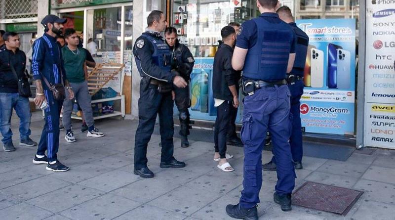ثيسالونيكي .. اعتقال أربعة لصوص أثناء محاولة سرقة متجر للهواتف المحمولة - فيديو