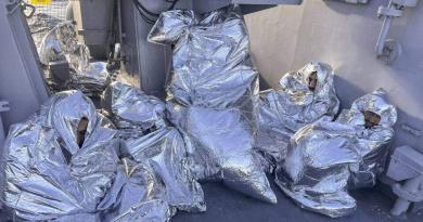 إنقاذ 11 مهاجرين ومخاوف من فقدان العشرات بعد غرق قارب قبالة جزيرة يونانية