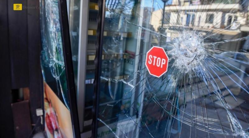 مجهولون يلقون عبوة ناسفة تتسبب في انفجار قوي في محل بقالة (فيديو)