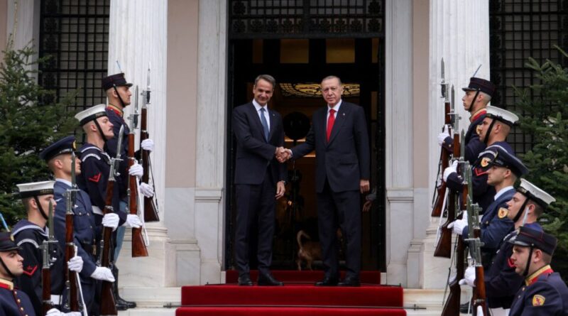لقاء تاريخي بين ميتسوتاكيس وأردوغان في أثينا - بداية محادثات تحدد مستقبل العلاقات بين اليونان وتركيا