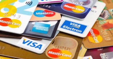 البنوك اليونانية تفرض رسوم شهرية على حسابات الودائع للأفراد