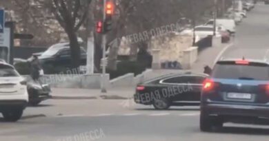 انفجار في ميناء أوديسا يعرقل لقاء زيلينسكي وميتسوتاكيس: التطورات المتوقعة للعلاقات الأوكرانية اليونانية