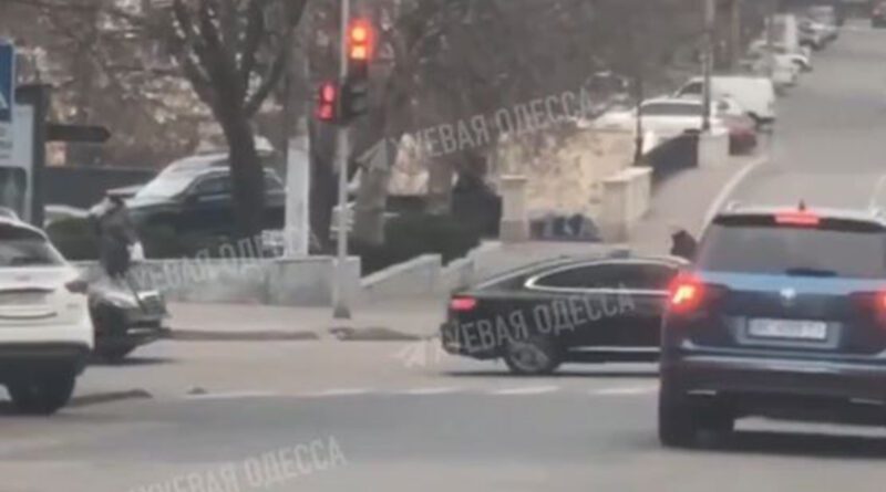 انفجار في ميناء أوديسا يعرقل لقاء زيلينسكي وميتسوتاكيس: التطورات المتوقعة للعلاقات الأوكرانية اليونانية