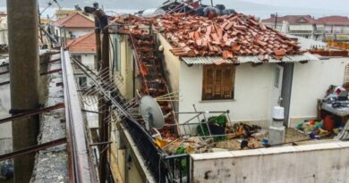 عاصفة تجتاح مدينة ميسولونجي غرب اليونان وتتسبب في أضرار كبيرة