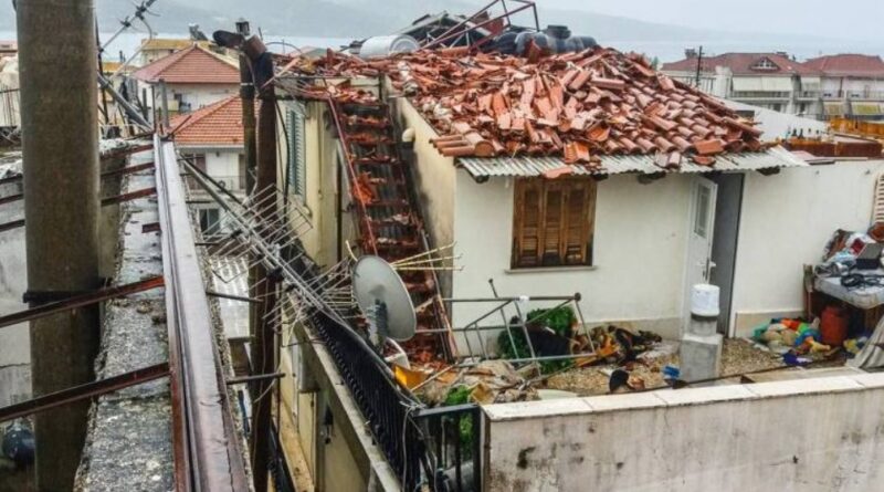 عاصفة تجتاح مدينة ميسولونجي غرب اليونان وتتسبب في أضرار كبيرة