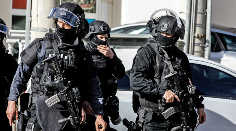 السلطات اليونانية تعتقل شخصين بتهمة الانتماء إلى منظمة إرهابية