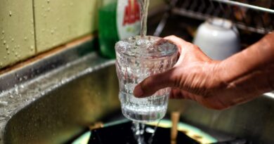 تحذير صحي في لوتراكي وإسثميا مياه الصنبور غير صالحة للشرب