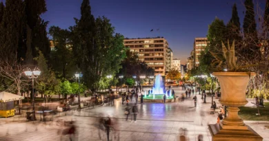 ما الذي يجعل ميدان سينتاجما رمزا للديمقراطية والتاريخ في قلب أثينا النابض بالحياة؟
