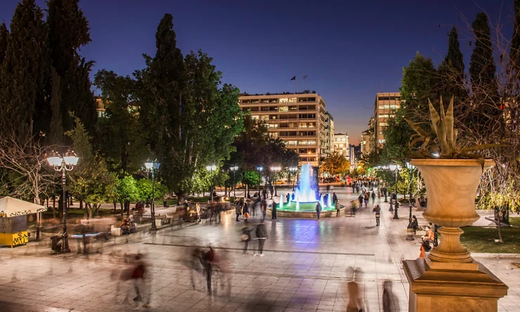 ما الذي يجعل ميدان سينتاجما رمزا للديمقراطية والتاريخ في قلب أثينا النابض بالحياة؟