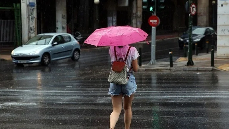الطقس في اليونان اليوم: تقلبات جوية مع انخفاض في درجات الحرارة وهطول أمطار