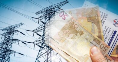 وزارة البيئة والطاقة اليونانية تعلن عن تقديم دعم لاستهلاك الكهرباء للأسر في أغسطس