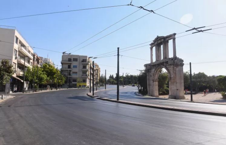 العاصمة أثينا تحولت إلى مدينة أشباح وخلت شوارعها من السيارات والمارة