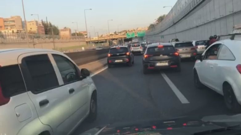 رعب على أتيكي أودوس هجوم بالحجارة على أم وأطفالها الثلاثة