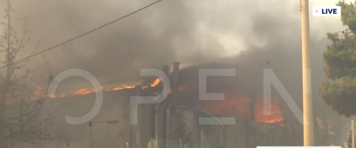حرائق أتيكا اشتعال النيران في مدرسة بنيا بنتلي وإجلاء المخيمات في آغيوس أندرياس
