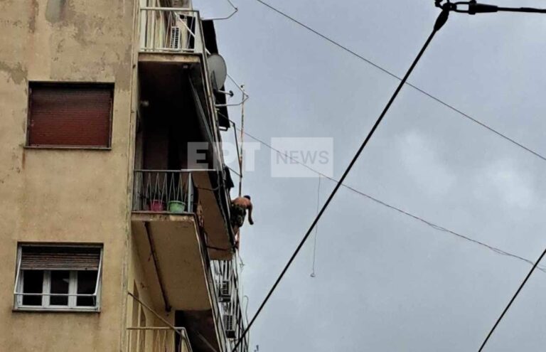 رجل يهدد بالقفز من الطابق السادس في شارع أخارنون بالعاصمة اليونانية أثينا حاملا زجاجة غاز البروبان