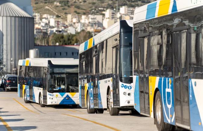 أتيكا تعزز شبكة النقل بإطلاق 35 حافلة حديثة مجهزة بتكنولوجيا متقدمة