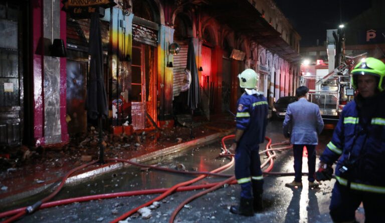 السيطرة على حريق ضخم بجوار محطة الكهرباء في بيرايوس