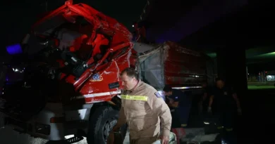 مأساة في أسبروبيرغوس مقتل سائق سيارة إطفاء وإصابة اثنين في حادث مروع