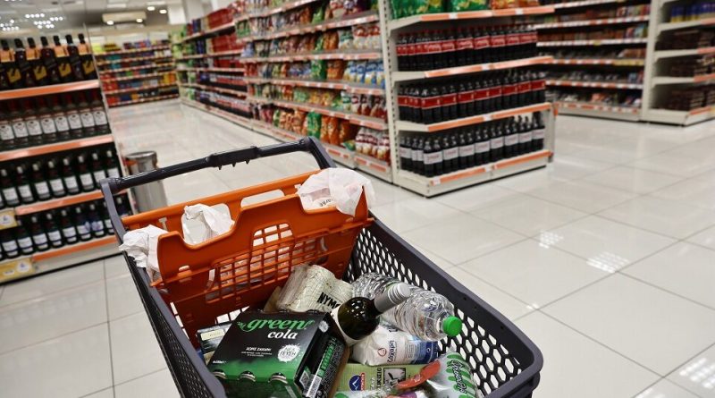 سلاسل السوبر ماركت في اليونان توافق على تخفيض الأسعار بنسبة تصل إلى 15% على مئات المنتجات الأساسية