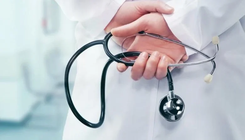 تأجيل محاكمة طبيب متهم بوفاة فتاة بعد عملية جراحية وسط اتهامات بالتزوير