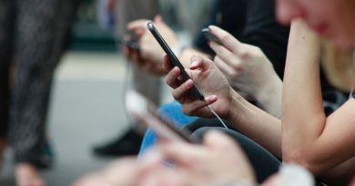 اليونان إيقاف أكثر من 6000 طالب بسبب الهواتف المحمولة مع بدء العام الدراسي