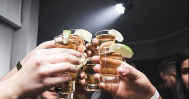 الحكومة اليونانية تتجه لتجريم بيع الكحول للقاصرين من جديد