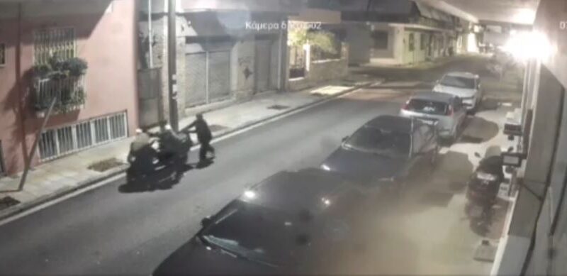 فيديو: أطفال في العاشرة من عمرهم يسرقون دراجة نارية في باترا ويسحبونها إلى منزلهم