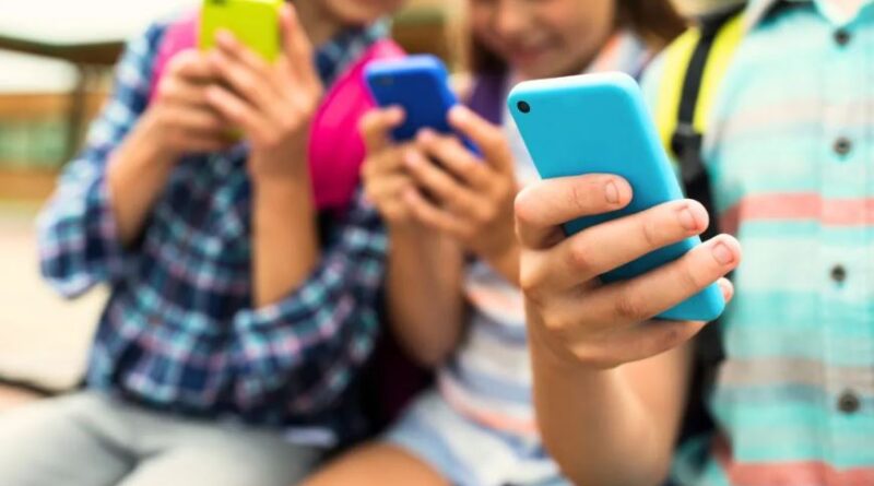 تحقيق جديد: الإنترنت يهدد أمان الأطفال بين 9 و12 عاما.. تفاصيل صادمة ومبادرات للحماية