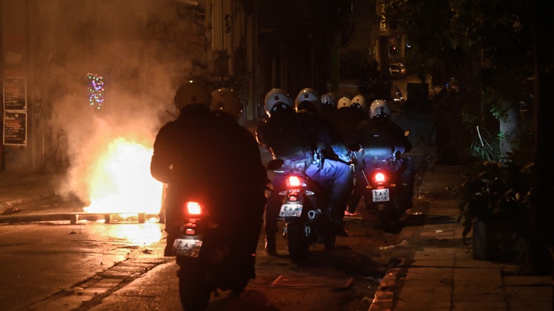 اشتباكات عنيفة في إكسارخيا الشرطة ترد بالغاز المسيل للدموع وتوقف 10 أشخاص