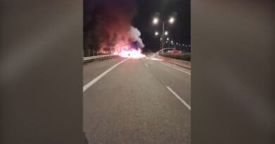 حادث مروري مروع على الطريق السريع بين أثينا ولمياء شاحنة تحترق بالكامل والسائق ينجو بأعجوبة