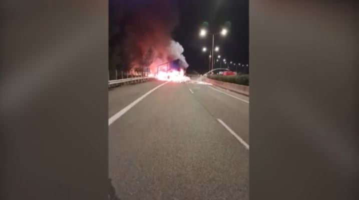 حادث مروري مروع على الطريق السريع بين أثينا ولمياء شاحنة تحترق بالكامل والسائق ينجو بأعجوبة