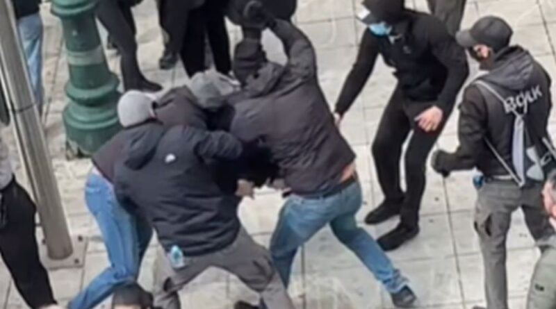 أثينا ملثمين يهاجمون متظاهرا خلال احتجاجات تيمبي في أثينا - فيديو