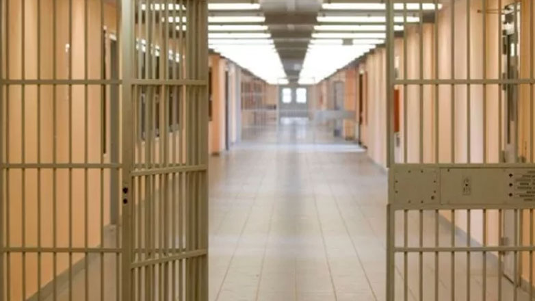 حكم بالسجن 11 عاما على رجل حاول قتل زوجته السابقة بسكب البنزين عليها