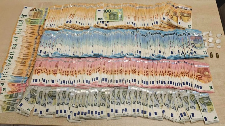 الشرطة تكتشف مبلغا كبيرا من المال والكوكايين مخبأ في متجر في منطقة أجيوس بانتيليموناس