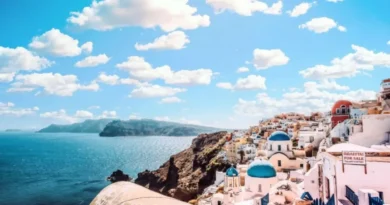 عودة الحياة إلى سانتوريني مع وصول السفن السياحية
